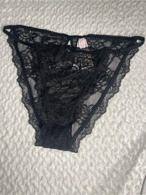Victoria’s Secret dream angels retired panties. Black lace string bikini Medium